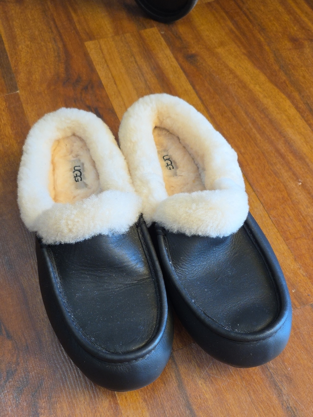 UGG EUC Ansley Black Leather Slippers with Cream Shearling Collar